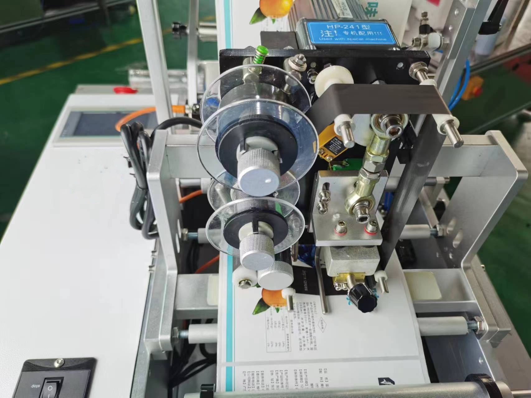 半自动圆瓶贴标机